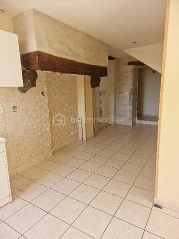 Opportunité d'investissement à saisir !

Cette grande maison divisée en deux appartements, actuellement loués et occupés, représente une occasion idéale pour les investisseurs à la recherche d’un placement sûr et performant.

Cet ensemble immobilier, au cachet singulier et très bien entretenu, offre un rendement locatif net d’environ 6 %. Les deux logements, habitables et en parfait état, génèrent des revenus réguliers sans vacance ni travaux à prévoir.
Son atout ? Les locataires en place assurent une stabilité financière immédiate. Les détails des baux, l’historique des paiements et une étude de rentabilité personnalisée sont disponibles pour ceux qui souhaitent approfondir.

Soigneusement restaurés avec des matériaux de qualité, ces deux appartements renvoient tout le charme et le caractère de la pierre. Le confort intérieur allie modernité et authenticité. Chacun des deux logements bénéficient de son réseau de chauffage central indépendant alimenté par deux chaudières au fioul en parfait état de fonctionnement.

Le premier appartement, d'une surface de 76m² loi Carrez, propose une cuisine d'environ 17m² pleine de cachet ainsi qu'un très beau salon séjour de 20m². Le couloir distribue une salle d'eau, les WC séparés et une première chambre d'environ 9m². Une seconde chambre de 14m² vient compléter ce logement.

Le second appartement, un duplex qui se situe au dessus, offre une surface de 103m² loi Carrez sur 125m² de plancher. Celui-ci se compose d'une cuisine séparée de 18m² pleine de charme et de caractère et d'un grand salon séjour de 28m². Un remarquable couloir distribue la salle d'eau et les WC séparés. La partie nuit se découvre par les escaliers donnant sur une première chambre de 11m² d'un coté, et de l'autre, un palier distribuant une pièce de 8m² loi carrez pouvant être utilisée comme chambre du fait de ses 12m² au sol et une grande et surprenante chambre de 21m² sur ses 37m² au sol.

Les deux appartement disposent chacun d'une cave et d'un box.

Charme, authenticité et praticité sont les adjectifs qui définissent ces deux logements.

À cet ensemble immobilier s'ajoute une grande grange d'une surface de 80m² au sol. Le très bon état de ce second édifice réhabilitable sur deux niveaux permet de se projeter et offre un beau potentiel de lots supplémentaires ou d'une habitation d'environ 160m² à proximité.

Le terrain d'environ 500m² laisse place au stationnement de plusieurs véhicules aux abords des habitations.

Si vous cherchez un investissement immobilier qui allie sécurité, performance et simplicité, ce bien est fait pour vous.