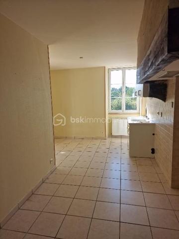 Opportunité d'investissement à saisir !

Cette grande maison divisée en deux appartements, actuellement loués et occupés, représente une occasion idéale pour les investisseurs à la recherche d’un placement sûr et performant.

Cet ensemble immobilier, au cachet singulier et très bien entretenu, offre un rendement locatif net d’environ 6 %. Les deux logements, habitables et en parfait état, génèrent des revenus réguliers sans vacance ni travaux à prévoir.
Son atout ? Les locataires en place assurent une stabilité financière immédiate. Les détails des baux, l’historique des paiements et une étude de rentabilité personnalisée sont disponibles pour ceux qui souhaitent approfondir.

Soigneusement restaurés avec des matériaux de qualité, ces deux appartements renvoient tout le charme et le caractère de la pierre. Le confort intérieur allie modernité et authenticité. Chacun des deux logements bénéficient de son réseau de chauffage central indépendant alimenté par deux chaudières au fioul en parfait état de fonctionnement.

Le premier appartement, d'une surface de 76m² loi Carrez, propose une cuisine d'environ 17m² pleine de cachet ainsi qu'un très beau salon séjour de 20m². Le couloir distribue une salle d'eau, les WC séparés et une première chambre d'environ 9m². Une seconde chambre de 14m² vient compléter ce logement.

Le second appartement, un duplex qui se situe au dessus, offre une surface de 103m² loi Carrez sur 125m² de plancher. Celui-ci se compose d'une cuisine séparée de 18m² pleine de charme et de caractère et d'un grand salon séjour de 28m². Un remarquable couloir distribue la salle d'eau et les WC séparés. La partie nuit se découvre par les escaliers donnant sur une première chambre de 11m² d'un coté, et de l'autre, un palier distribuant une pièce de 8m² loi carrez pouvant être utilisée comme chambre du fait de ses 12m² au sol et une grande et surprenante chambre de 21m² sur ses 37m² au sol.

Les deux appartement disposent chacun d'une cave et d'un box.

Charme, authenticité et praticité sont les adjectifs qui définissent ces deux logements.

À cet ensemble immobilier s'ajoute une grande grange d'une surface de 80m² au sol. Le très bon état de ce second édifice réhabilitable sur deux niveaux permet de se projeter et offre un beau potentiel de lots supplémentaires ou d'une habitation d'environ 160m² à proximité.

Le terrain d'environ 500m² laisse place au stationnement de plusieurs véhicules aux abords des habitations.

Si vous cherchez un investissement immobilier qui allie sécurité, performance et simplicité, ce bien est fait pour vous.