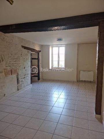 Opportunité d'investissement à saisir !

Cette grande maison divisée en deux appartements, actuellement loués et occupés, représente une occasion idéale pour les investisseurs à la recherche d’un placement sûr et performant.

Cet ensemble immobilier, au cachet singulier et très bien entretenu, offre un rendement locatif net d’environ 6 %. Les deux logements, habitables et en parfait état, génèrent des revenus réguliers sans vacance ni travaux à prévoir.
Son atout ? Les locataires en place assurent une stabilité financière immédiate. Les détails des baux, l’historique des paiements et une étude de rentabilité personnalisée sont disponibles pour ceux qui souhaitent approfondir.

Soigneusement restaurés avec des matériaux de qualité, ces deux appartements renvoient tout le charme et le caractère de la pierre. Le confort intérieur allie modernité et authenticité. Chacun des deux logements bénéficient de son réseau de chauffage central indépendant alimenté par deux chaudières au fioul en parfait état de fonctionnement.

Le premier appartement, d'une surface de 76m² loi Carrez, propose une cuisine d'environ 17m² pleine de cachet ainsi qu'un très beau salon séjour de 20m². Le couloir distribue une salle d'eau, les WC séparés et une première chambre d'environ 9m². Une seconde chambre de 14m² vient compléter ce logement.

Le second appartement, un duplex qui se situe au dessus, offre une surface de 103m² loi Carrez sur 125m² de plancher. Celui-ci se compose d'une cuisine séparée de 18m² pleine de charme et de caractère et d'un grand salon séjour de 28m². Un remarquable couloir distribue la salle d'eau et les WC séparés. La partie nuit se découvre par les escaliers donnant sur une première chambre de 11m² d'un coté, et de l'autre, un palier distribuant une pièce de 8m² loi carrez pouvant être utilisée comme chambre du fait de ses 12m² au sol et une grande et surprenante chambre de 21m² sur ses 37m² au sol.

Les deux appartement disposent chacun d'une cave et d'un box.

Charme, authenticité et praticité sont les adjectifs qui définissent ces deux logements.

À cet ensemble immobilier s'ajoute une grande grange d'une surface de 80m² au sol. Le très bon état de ce second édifice réhabilitable sur deux niveaux permet de se projeter et offre un beau potentiel de lots supplémentaires ou d'une habitation d'environ 160m² à proximité.

Le terrain d'environ 500m² laisse place au stationnement de plusieurs véhicules aux abords des habitations.

Si vous cherchez un investissement immobilier qui allie sécurité, performance et simplicité, ce bien est fait pour vous.