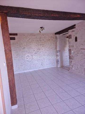 Opportunité d'investissement à saisir !

Cette grande maison divisée en deux appartements, actuellement loués et occupés, représente une occasion idéale pour les investisseurs à la recherche d’un placement sûr et performant.

Cet ensemble immobilier, au cachet singulier et très bien entretenu, offre un rendement locatif net d’environ 6 %. Les deux logements, habitables et en parfait état, génèrent des revenus réguliers sans vacance ni travaux à prévoir.
Son atout ? Les locataires en place assurent une stabilité financière immédiate. Les détails des baux, l’historique des paiements et une étude de rentabilité personnalisée sont disponibles pour ceux qui souhaitent approfondir.

Soigneusement restaurés avec des matériaux de qualité, ces deux appartements renvoient tout le charme et le caractère de la pierre. Le confort intérieur allie modernité et authenticité. Chacun des deux logements bénéficient de son réseau de chauffage central indépendant alimenté par deux chaudières au fioul en parfait état de fonctionnement.

Le premier appartement, d'une surface de 76m² loi Carrez, propose une cuisine d'environ 17m² pleine de cachet ainsi qu'un très beau salon séjour de 20m². Le couloir distribue une salle d'eau, les WC séparés et une première chambre d'environ 9m². Une seconde chambre de 14m² vient compléter ce logement.

Le second appartement, un duplex qui se situe au dessus, offre une surface de 103m² loi Carrez sur 125m² de plancher. Celui-ci se compose d'une cuisine séparée de 18m² pleine de charme et de caractère et d'un grand salon séjour de 28m². Un remarquable couloir distribue la salle d'eau et les WC séparés. La partie nuit se découvre par les escaliers donnant sur une première chambre de 11m² d'un coté, et de l'autre, un palier distribuant une pièce de 8m² loi carrez pouvant être utilisée comme chambre du fait de ses 12m² au sol et une grande et surprenante chambre de 21m² sur ses 37m² au sol.

Les deux appartement disposent chacun d'une cave et d'un box.

Charme, authenticité et praticité sont les adjectifs qui définissent ces deux logements.

À cet ensemble immobilier s'ajoute une grande grange d'une surface de 80m² au sol. Le très bon état de ce second édifice réhabilitable sur deux niveaux permet de se projeter et offre un beau potentiel de lots supplémentaires ou d'une habitation d'environ 160m² à proximité.

Le terrain d'environ 500m² laisse place au stationnement de plusieurs véhicules aux abords des habitations.

Si vous cherchez un investissement immobilier qui allie sécurité, performance et simplicité, ce bien est fait pour vous.