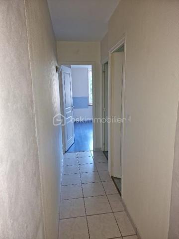 Opportunité d'investissement à saisir !

Cette grande maison divisée en deux appartements, actuellement loués et occupés, représente une occasion idéale pour les investisseurs à la recherche d’un placement sûr et performant.

Cet ensemble immobilier, au cachet singulier et très bien entretenu, offre un rendement locatif net d’environ 6 %. Les deux logements, habitables et en parfait état, génèrent des revenus réguliers sans vacance ni travaux à prévoir.
Son atout ? Les locataires en place assurent une stabilité financière immédiate. Les détails des baux, l’historique des paiements et une étude de rentabilité personnalisée sont disponibles pour ceux qui souhaitent approfondir.

Soigneusement restaurés avec des matériaux de qualité, ces deux appartements renvoient tout le charme et le caractère de la pierre. Le confort intérieur allie modernité et authenticité. Chacun des deux logements bénéficient de son réseau de chauffage central indépendant alimenté par deux chaudières au fioul en parfait état de fonctionnement.

Le premier appartement, d'une surface de 76m² loi Carrez, propose une cuisine d'environ 17m² pleine de cachet ainsi qu'un très beau salon séjour de 20m². Le couloir distribue une salle d'eau, les WC séparés et une première chambre d'environ 9m². Une seconde chambre de 14m² vient compléter ce logement.

Le second appartement, un duplex qui se situe au dessus, offre une surface de 103m² loi Carrez sur 125m² de plancher. Celui-ci se compose d'une cuisine séparée de 18m² pleine de charme et de caractère et d'un grand salon séjour de 28m². Un remarquable couloir distribue la salle d'eau et les WC séparés. La partie nuit se découvre par les escaliers donnant sur une première chambre de 11m² d'un coté, et de l'autre, un palier distribuant une pièce de 8m² loi carrez pouvant être utilisée comme chambre du fait de ses 12m² au sol et une grande et surprenante chambre de 21m² sur ses 37m² au sol.

Les deux appartement disposent chacun d'une cave et d'un box.

Charme, authenticité et praticité sont les adjectifs qui définissent ces deux logements.

À cet ensemble immobilier s'ajoute une grande grange d'une surface de 80m² au sol. Le très bon état de ce second édifice réhabilitable sur deux niveaux permet de se projeter et offre un beau potentiel de lots supplémentaires ou d'une habitation d'environ 160m² à proximité.

Le terrain d'environ 500m² laisse place au stationnement de plusieurs véhicules aux abords des habitations.

Si vous cherchez un investissement immobilier qui allie sécurité, performance et simplicité, ce bien est fait pour vous.