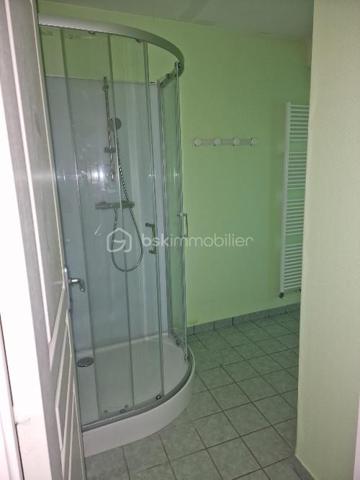 Opportunité d'investissement à saisir !

Cette grande maison divisée en deux appartements, actuellement loués et occupés, représente une occasion idéale pour les investisseurs à la recherche d’un placement sûr et performant.

Cet ensemble immobilier, au cachet singulier et très bien entretenu, offre un rendement locatif net d’environ 6 %. Les deux logements, habitables et en parfait état, génèrent des revenus réguliers sans vacance ni travaux à prévoir.
Son atout ? Les locataires en place assurent une stabilité financière immédiate. Les détails des baux, l’historique des paiements et une étude de rentabilité personnalisée sont disponibles pour ceux qui souhaitent approfondir.

Soigneusement restaurés avec des matériaux de qualité, ces deux appartements renvoient tout le charme et le caractère de la pierre. Le confort intérieur allie modernité et authenticité. Chacun des deux logements bénéficient de son réseau de chauffage central indépendant alimenté par deux chaudières au fioul en parfait état de fonctionnement.

Le premier appartement, d'une surface de 76m² loi Carrez, propose une cuisine d'environ 17m² pleine de cachet ainsi qu'un très beau salon séjour de 20m². Le couloir distribue une salle d'eau, les WC séparés et une première chambre d'environ 9m². Une seconde chambre de 14m² vient compléter ce logement.

Le second appartement, un duplex qui se situe au dessus, offre une surface de 103m² loi Carrez sur 125m² de plancher. Celui-ci se compose d'une cuisine séparée de 18m² pleine de charme et de caractère et d'un grand salon séjour de 28m². Un remarquable couloir distribue la salle d'eau et les WC séparés. La partie nuit se découvre par les escaliers donnant sur une première chambre de 11m² d'un coté, et de l'autre, un palier distribuant une pièce de 8m² loi carrez pouvant être utilisée comme chambre du fait de ses 12m² au sol et une grande et surprenante chambre de 21m² sur ses 37m² au sol.

Les deux appartement disposent chacun d'une cave et d'un box.

Charme, authenticité et praticité sont les adjectifs qui définissent ces deux logements.

À cet ensemble immobilier s'ajoute une grande grange d'une surface de 80m² au sol. Le très bon état de ce second édifice réhabilitable sur deux niveaux permet de se projeter et offre un beau potentiel de lots supplémentaires ou d'une habitation d'environ 160m² à proximité.

Le terrain d'environ 500m² laisse place au stationnement de plusieurs véhicules aux abords des habitations.

Si vous cherchez un investissement immobilier qui allie sécurité, performance et simplicité, ce bien est fait pour vous.