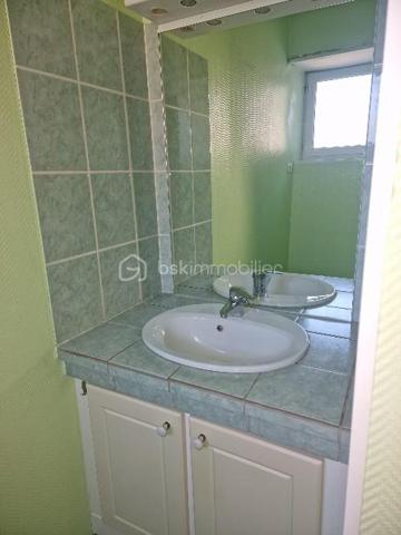 Opportunité d'investissement à saisir !

Cette grande maison divisée en deux appartements, actuellement loués et occupés, représente une occasion idéale pour les investisseurs à la recherche d’un placement sûr et performant.

Cet ensemble immobilier, au cachet singulier et très bien entretenu, offre un rendement locatif net d’environ 6 %. Les deux logements, habitables et en parfait état, génèrent des revenus réguliers sans vacance ni travaux à prévoir.
Son atout ? Les locataires en place assurent une stabilité financière immédiate. Les détails des baux, l’historique des paiements et une étude de rentabilité personnalisée sont disponibles pour ceux qui souhaitent approfondir.

Soigneusement restaurés avec des matériaux de qualité, ces deux appartements renvoient tout le charme et le caractère de la pierre. Le confort intérieur allie modernité et authenticité. Chacun des deux logements bénéficient de son réseau de chauffage central indépendant alimenté par deux chaudières au fioul en parfait état de fonctionnement.

Le premier appartement, d'une surface de 76m² loi Carrez, propose une cuisine d'environ 17m² pleine de cachet ainsi qu'un très beau salon séjour de 20m². Le couloir distribue une salle d'eau, les WC séparés et une première chambre d'environ 9m². Une seconde chambre de 14m² vient compléter ce logement.

Le second appartement, un duplex qui se situe au dessus, offre une surface de 103m² loi Carrez sur 125m² de plancher. Celui-ci se compose d'une cuisine séparée de 18m² pleine de charme et de caractère et d'un grand salon séjour de 28m². Un remarquable couloir distribue la salle d'eau et les WC séparés. La partie nuit se découvre par les escaliers donnant sur une première chambre de 11m² d'un coté, et de l'autre, un palier distribuant une pièce de 8m² loi carrez pouvant être utilisée comme chambre du fait de ses 12m² au sol et une grande et surprenante chambre de 21m² sur ses 37m² au sol.

Les deux appartement disposent chacun d'une cave et d'un box.

Charme, authenticité et praticité sont les adjectifs qui définissent ces deux logements.

À cet ensemble immobilier s'ajoute une grande grange d'une surface de 80m² au sol. Le très bon état de ce second édifice réhabilitable sur deux niveaux permet de se projeter et offre un beau potentiel de lots supplémentaires ou d'une habitation d'environ 160m² à proximité.

Le terrain d'environ 500m² laisse place au stationnement de plusieurs véhicules aux abords des habitations.

Si vous cherchez un investissement immobilier qui allie sécurité, performance et simplicité, ce bien est fait pour vous.