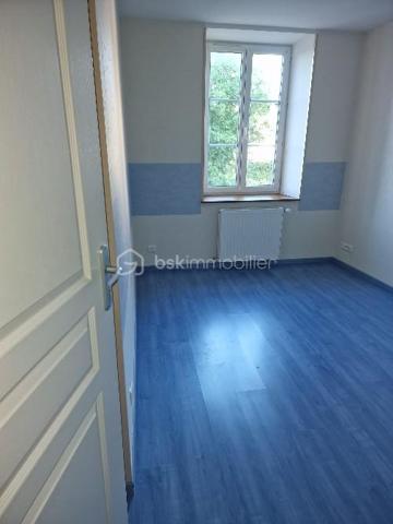Opportunité d'investissement à saisir !

Cette grande maison divisée en deux appartements, actuellement loués et occupés, représente une occasion idéale pour les investisseurs à la recherche d’un placement sûr et performant.

Cet ensemble immobilier, au cachet singulier et très bien entretenu, offre un rendement locatif net d’environ 6 %. Les deux logements, habitables et en parfait état, génèrent des revenus réguliers sans vacance ni travaux à prévoir.
Son atout ? Les locataires en place assurent une stabilité financière immédiate. Les détails des baux, l’historique des paiements et une étude de rentabilité personnalisée sont disponibles pour ceux qui souhaitent approfondir.

Soigneusement restaurés avec des matériaux de qualité, ces deux appartements renvoient tout le charme et le caractère de la pierre. Le confort intérieur allie modernité et authenticité. Chacun des deux logements bénéficient de son réseau de chauffage central indépendant alimenté par deux chaudières au fioul en parfait état de fonctionnement.

Le premier appartement, d'une surface de 76m² loi Carrez, propose une cuisine d'environ 17m² pleine de cachet ainsi qu'un très beau salon séjour de 20m². Le couloir distribue une salle d'eau, les WC séparés et une première chambre d'environ 9m². Une seconde chambre de 14m² vient compléter ce logement.

Le second appartement, un duplex qui se situe au dessus, offre une surface de 103m² loi Carrez sur 125m² de plancher. Celui-ci se compose d'une cuisine séparée de 18m² pleine de charme et de caractère et d'un grand salon séjour de 28m². Un remarquable couloir distribue la salle d'eau et les WC séparés. La partie nuit se découvre par les escaliers donnant sur une première chambre de 11m² d'un coté, et de l'autre, un palier distribuant une pièce de 8m² loi carrez pouvant être utilisée comme chambre du fait de ses 12m² au sol et une grande et surprenante chambre de 21m² sur ses 37m² au sol.

Les deux appartement disposent chacun d'une cave et d'un box.

Charme, authenticité et praticité sont les adjectifs qui définissent ces deux logements.

À cet ensemble immobilier s'ajoute une grande grange d'une surface de 80m² au sol. Le très bon état de ce second édifice réhabilitable sur deux niveaux permet de se projeter et offre un beau potentiel de lots supplémentaires ou d'une habitation d'environ 160m² à proximité.

Le terrain d'environ 500m² laisse place au stationnement de plusieurs véhicules aux abords des habitations.

Si vous cherchez un investissement immobilier qui allie sécurité, performance et simplicité, ce bien est fait pour vous.