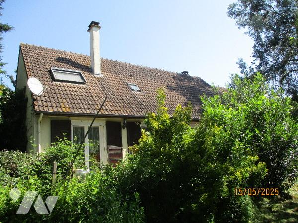 Pavillon de 170 m² avec terrain de 2.955 m² attenant.