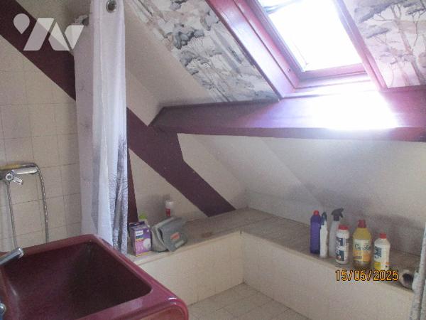 Pavillon de 170 m² avec terrain de 2.955 m² attenant.