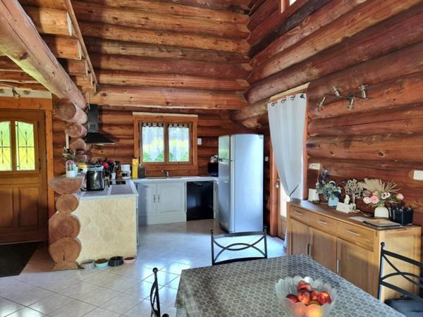 Maison chaleureuse en bois de style canadien