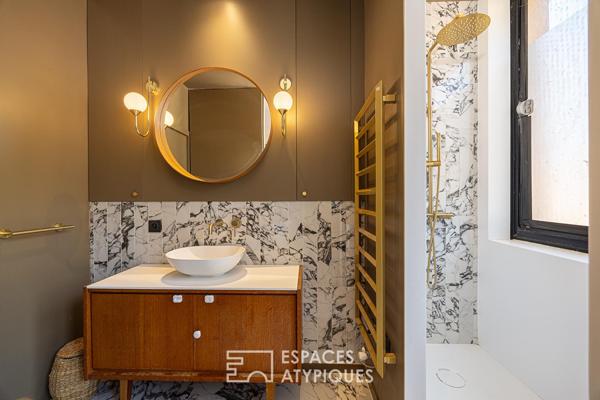 Appartement à l’élégance architecturale suspendue sur la Saône