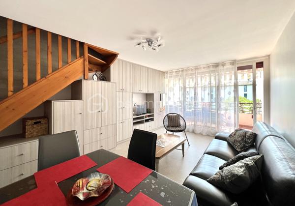 Au sein d'une petite copropriété parfaitement entretenue, découvrez au deuxième et dernier étage ce bel appartement, en duplex, traversant et lumineux.

Au premier niveau un séjour avec un large balcon exposé sud, une cuisine indépendante, des placards de rangement dans l'entrée.
A l'étage deux belles chambres avec hauteur sous plafond et disposant chacune d"un balcon, une salle de bain et des toilettes indépendantes.

Chauffage électrique (radiateurs récents)
Double vitrage menuiserie en aluminium
Volets roulants électriques 
DPE classe C

L"appartement est vendu entièrement meublé et équipé.

La résidence possède un local à vélos et de places de stationnement.

Commerces de proximité (boulangerie, carrefour market...), école primaire, lycée  et lignes de bus à proximité immédiate. Les Halles  sont à 10 min à pieds.

Disponible 7jours/7 pour toute demande de renseignement et prise de rendez vous.