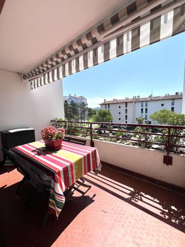 Au sein d'une petite copropriété parfaitement entretenue, découvrez au deuxième et dernier étage ce bel appartement, en duplex, traversant et lumineux.

Au premier niveau un séjour avec un large balcon exposé sud, une cuisine indépendante, des placards de rangement dans l'entrée.
A l'étage deux belles chambres avec hauteur sous plafond et disposant chacune d"un balcon, une salle de bain et des toilettes indépendantes.

Chauffage électrique (radiateurs récents)
Double vitrage menuiserie en aluminium
Volets roulants électriques 
DPE classe C

L"appartement est vendu entièrement meublé et équipé.

La résidence possède un local à vélos et de places de stationnement.

Commerces de proximité (boulangerie, carrefour market...), école primaire, lycée  et lignes de bus à proximité immédiate. Les Halles  sont à 10 min à pieds.

Disponible 7jours/7 pour toute demande de renseignement et prise de rendez vous.