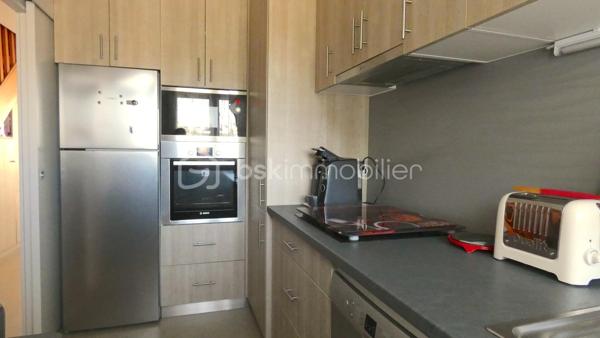 Au sein d'une petite copropriété parfaitement entretenue, découvrez au deuxième et dernier étage ce bel appartement, en duplex, traversant et lumineux.

Au premier niveau un séjour avec un large balcon exposé sud, une cuisine indépendante, des placards de rangement dans l'entrée.
A l'étage deux belles chambres avec hauteur sous plafond et disposant chacune d"un balcon, une salle de bain et des toilettes indépendantes.

Chauffage électrique (radiateurs récents)
Double vitrage menuiserie en aluminium
Volets roulants électriques 
DPE classe C

L"appartement est vendu entièrement meublé et équipé.

La résidence possède un local à vélos et de places de stationnement.

Commerces de proximité (boulangerie, carrefour market...), école primaire, lycée  et lignes de bus à proximité immédiate. Les Halles  sont à 10 min à pieds.

Disponible 7jours/7 pour toute demande de renseignement et prise de rendez vous.