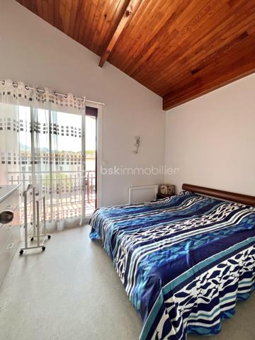 Au sein d'une petite copropriété parfaitement entretenue, découvrez au deuxième et dernier étage ce bel appartement, en duplex, traversant et lumineux.

Au premier niveau un séjour avec un large balcon exposé sud, une cuisine indépendante, des placards de rangement dans l'entrée.
A l'étage deux belles chambres avec hauteur sous plafond et disposant chacune d"un balcon, une salle de bain et des toilettes indépendantes.

Chauffage électrique (radiateurs récents)
Double vitrage menuiserie en aluminium
Volets roulants électriques 
DPE classe C

L"appartement est vendu entièrement meublé et équipé.

La résidence possède un local à vélos et de places de stationnement.

Commerces de proximité (boulangerie, carrefour market...), école primaire, lycée  et lignes de bus à proximité immédiate. Les Halles  sont à 10 min à pieds.

Disponible 7jours/7 pour toute demande de renseignement et prise de rendez vous.