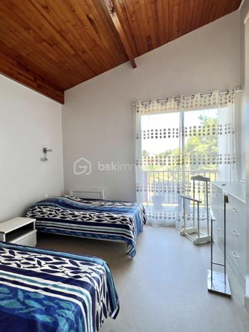 Au sein d'une petite copropriété parfaitement entretenue, découvrez au deuxième et dernier étage ce bel appartement, en duplex, traversant et lumineux.

Au premier niveau un séjour avec un large balcon exposé sud, une cuisine indépendante, des placards de rangement dans l'entrée.
A l'étage deux belles chambres avec hauteur sous plafond et disposant chacune d"un balcon, une salle de bain et des toilettes indépendantes.

Chauffage électrique (radiateurs récents)
Double vitrage menuiserie en aluminium
Volets roulants électriques 
DPE classe C

L"appartement est vendu entièrement meublé et équipé.

La résidence possède un local à vélos et de places de stationnement.

Commerces de proximité (boulangerie, carrefour market...), école primaire, lycée  et lignes de bus à proximité immédiate. Les Halles  sont à 10 min à pieds.

Disponible 7jours/7 pour toute demande de renseignement et prise de rendez vous.