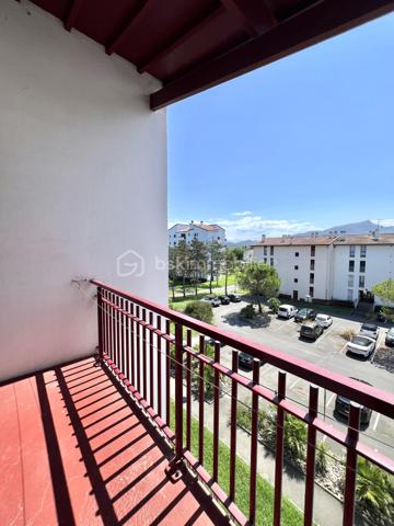 Au sein d'une petite copropriété parfaitement entretenue, découvrez au deuxième et dernier étage ce bel appartement, en duplex, traversant et lumineux.

Au premier niveau un séjour avec un large balcon exposé sud, une cuisine indépendante, des placards de rangement dans l'entrée.
A l'étage deux belles chambres avec hauteur sous plafond et disposant chacune d"un balcon, une salle de bain et des toilettes indépendantes.

Chauffage électrique (radiateurs récents)
Double vitrage menuiserie en aluminium
Volets roulants électriques 
DPE classe C

L"appartement est vendu entièrement meublé et équipé.

La résidence possède un local à vélos et de places de stationnement.

Commerces de proximité (boulangerie, carrefour market...), école primaire, lycée  et lignes de bus à proximité immédiate. Les Halles  sont à 10 min à pieds.

Disponible 7jours/7 pour toute demande de renseignement et prise de rendez vous.
