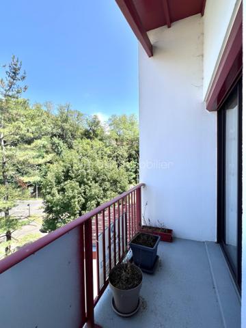Au sein d'une petite copropriété parfaitement entretenue, découvrez au deuxième et dernier étage ce bel appartement, en duplex, traversant et lumineux.

Au premier niveau un séjour avec un large balcon exposé sud, une cuisine indépendante, des placards de rangement dans l'entrée.
A l'étage deux belles chambres avec hauteur sous plafond et disposant chacune d"un balcon, une salle de bain et des toilettes indépendantes.

Chauffage électrique (radiateurs récents)
Double vitrage menuiserie en aluminium
Volets roulants électriques 
DPE classe C

L"appartement est vendu entièrement meublé et équipé.

La résidence possède un local à vélos et de places de stationnement.

Commerces de proximité (boulangerie, carrefour market...), école primaire, lycée  et lignes de bus à proximité immédiate. Les Halles  sont à 10 min à pieds.

Disponible 7jours/7 pour toute demande de renseignement et prise de rendez vous.
