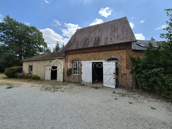 Véritable havre de paix aux portes de L'Aigle – Propriété d'exception au bord de l'eau à moins de 2 minutes de L'Aigle et de la gare (ligne Paris-granville)
​Laissez-vous séduire par cette magnifique propriété bordée par une rivière, nichée au fond d'une impasse sans circulation. Un cadre de vie idyllique, calme et réconfortant, idéal pour vous ressourcer au plus près de la nature.
​ Une maison chaleureuse et accueillante
​Dès l'entrée, vous profiterez d'une grande véranda lumineuse de 23 m² avec poêle à granulés, parfaite pour savourer un moment de détente en toute saison.
​Au rez-de-chaussée : Un couloir dessert un séjour-salon intime et chaleureux équipé d'une cheminée insert, une cuisine aménagée et équipée avec son espace repas, une salle d'eau et un WC séparé .
​À l'étage : Un palier distribue 4 magnifiques chambres et un second WC.
​Confort & Énergie : Chauffage économique et performant par pompe à chaleur et climatisation .
​ Extérieurs & Dépendances
​L'ensemble s'épanouit sur un superbe terrain verdoyant de 7 149 m², longé par le doux bercement de la rivière. En retrait de la maison, vous disposerez de magnifiques dépendances avec grenier , d'un bûcher et d'une charmante tourelle apportant un cachet unique à la propriété.
A DECOUVRIR