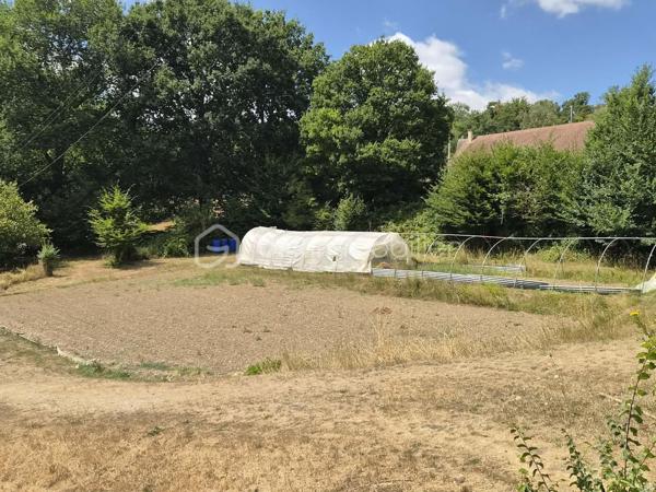 Véritable havre de paix aux portes de L'Aigle – Propriété d'exception au bord de l'eau à moins de 2 minutes de L'Aigle et de la gare (ligne Paris-granville)
​Laissez-vous séduire par cette magnifique propriété bordée par une rivière, nichée au fond d'une impasse sans circulation. Un cadre de vie idyllique, calme et réconfortant, idéal pour vous ressourcer au plus près de la nature.
​ Une maison chaleureuse et accueillante
​Dès l'entrée, vous profiterez d'une grande véranda lumineuse de 23 m² avec poêle à granulés, parfaite pour savourer un moment de détente en toute saison.
​Au rez-de-chaussée : Un couloir dessert un séjour-salon intime et chaleureux équipé d'une cheminée insert, une cuisine aménagée et équipée avec son espace repas, une salle d'eau et un WC séparé .
​À l'étage : Un palier distribue 4 magnifiques chambres et un second WC.
​Confort & Énergie : Chauffage économique et performant par pompe à chaleur et climatisation .
​ Extérieurs & Dépendances
​L'ensemble s'épanouit sur un superbe terrain verdoyant de 7 149 m², longé par le doux bercement de la rivière. En retrait de la maison, vous disposerez de magnifiques dépendances avec grenier , d'un bûcher et d'une charmante tourelle apportant un cachet unique à la propriété.
A DECOUVRIR