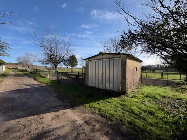 Terrain non constructible avec garage et atelier 730 m2 St Laurent de Cognac