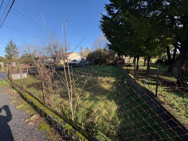 Terrain non constructible avec garage et atelier 730 m2 St Laurent de Cognac