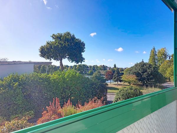 Appartement lumineux avec vue sur le lac, garage et parking au centre de Lamballe