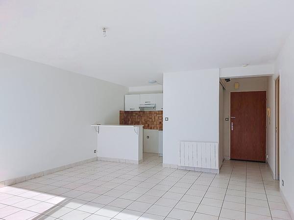 Appartement lumineux avec vue sur le lac, garage et parking au centre de Lamballe