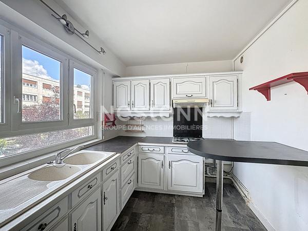 À vendre 5 pièces en excellent état à Chilly-Mazarin, dans résidence familiale avec piscine et tennis, en bordure de la plaine de Balizy