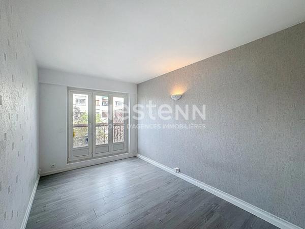 À vendre 5 pièces en excellent état à Chilly-Mazarin, dans résidence familiale avec piscine et tennis, en bordure de la plaine de Balizy