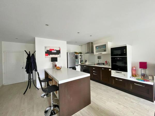 Vente                                                      Appartement
                        
                     2 pièces                      61 m2                     à Peyrehorade