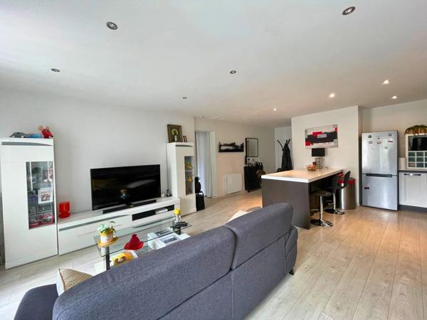 Vente                                                      Appartement
                        
                     2 pièces                      61 m2                     à Peyrehorade