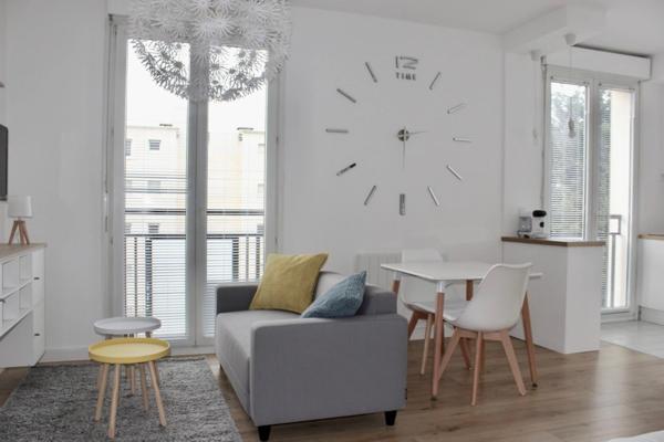Dpt Marne (51), à louer REIMS, boulevard Pasteur, un appartement T1 au second étage meublé