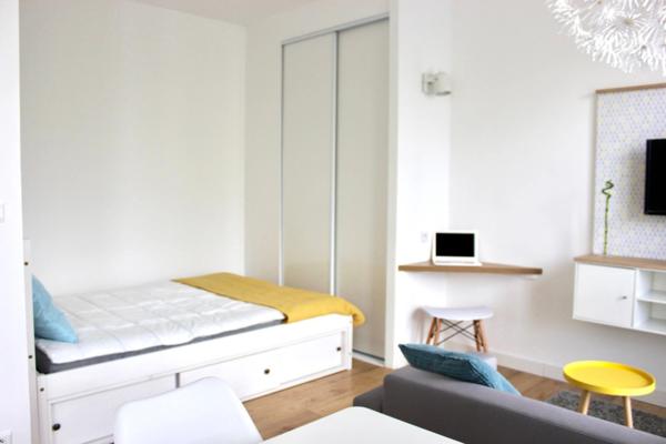 Dpt Marne (51), à louer REIMS, boulevard Pasteur, un appartement T1 au second étage meublé