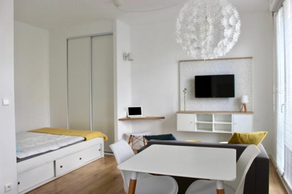 Dpt Marne (51), à louer REIMS, boulevard Pasteur, un appartement T1 au second étage meublé