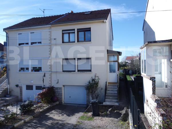 Maison jumelée d’un seul côté – 89 m² Carrez / 120 m² habitables – Mexy