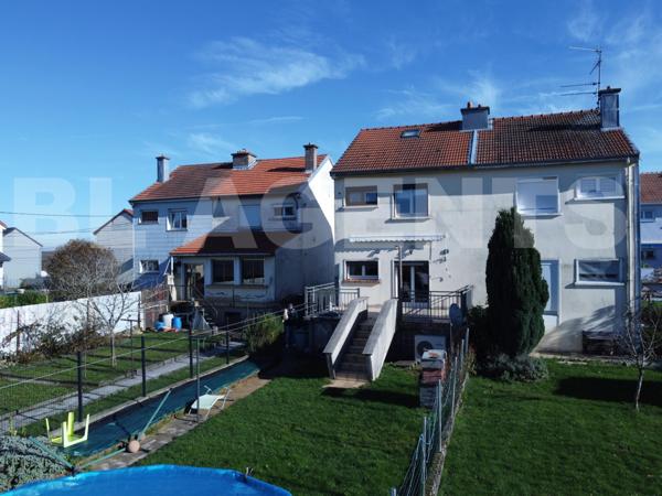 Maison jumelée d’un seul côté – 89 m² Carrez / 120 m² habitables – Mexy