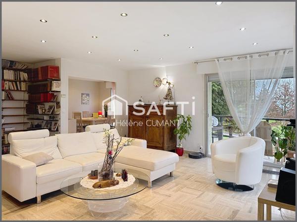 Maison d'architecte d'exception avec une vue à couper le souffle, au coeur d'un parc arboré.