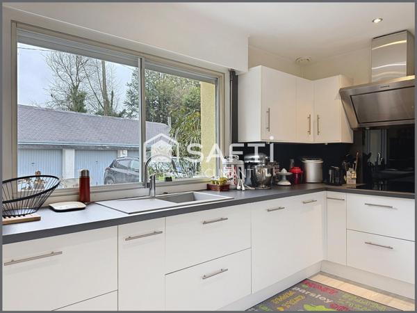 Maison d'architecte d'exception avec une vue à couper le souffle, au coeur d'un parc arboré.