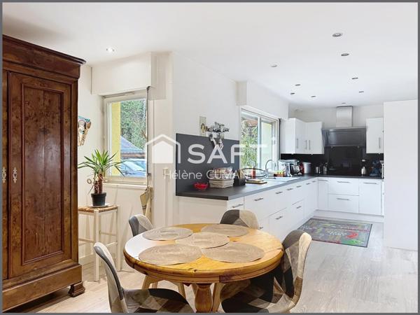 Maison d'architecte d'exception avec une vue à couper le souffle, au coeur d'un parc arboré.