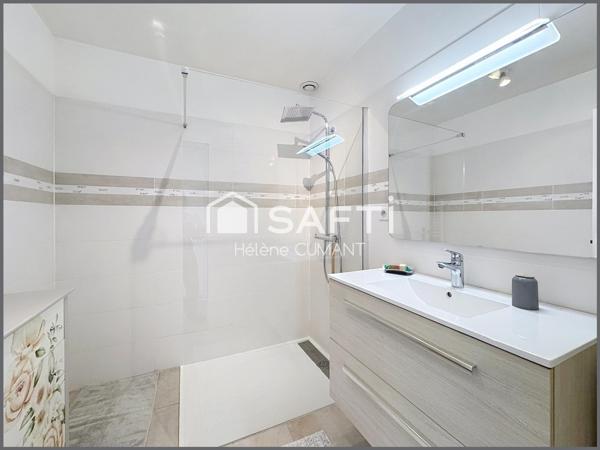 Maison d'architecte d'exception avec une vue à couper le souffle, au coeur d'un parc arboré.