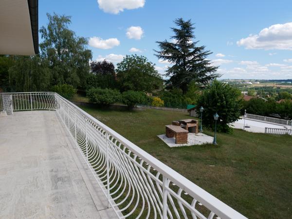 VILLETTE-DE-VIENNE – Maison individuelle avec vue dégagée, piscine et grand terrain