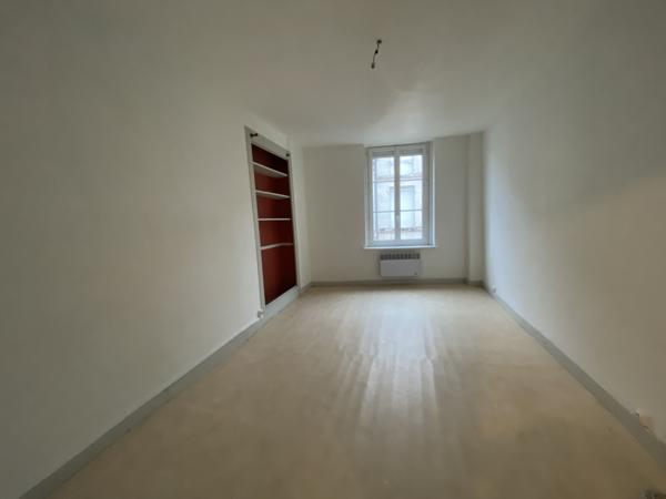 Grande Maison : grande cuisine avec éléments, grand séjour, bureau, 4 grandes chambres. Grenier. Cave. Garage. Détails des diagnostics énergétiques