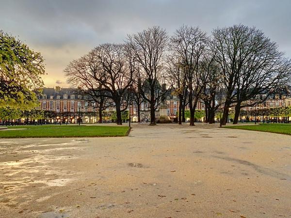 Loft atypique sous les toits au Pavillon du Roi PLACE DES VOSGES PARIS