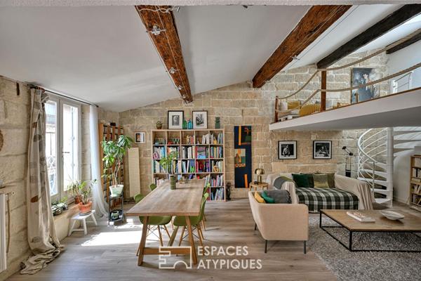 L’Écusson vu d’en haut : dernier étage de caractère avec cheminée et mezzanine