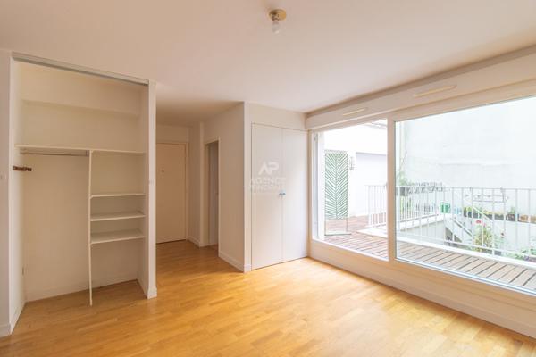 PARIS 18EME - EN EXCLUSIVITÉ : MÉTRO JULES JOFFRIN. 395 000 € **  - Référence  6876-NG