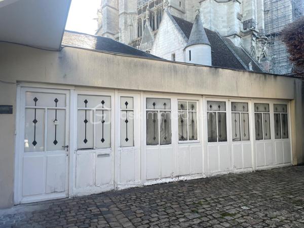 Beauvais hyper centre – Local professionnel de 172 m²
Idéalement situé en hyper centre de Beauvais, à proximité immédiate du Musée, ce local en rez-de-chaussée offre une surface généreuse de 172 m² adaptée à de nombreux projets professionnels.
Il se compose de cinq pièces, de deux larges espaces de circulation pouvant accueillir des zones d’attente ou de rangement, de deux WC, d’une salle d’eau et d’une grande pièce à usage de réserve.
Sa configuration fonctionnelle permet d’envisager facilement l’organisation de bureaux, de salles de consultation, d’ateliers ou d’espaces dédiés à l’accueil du public.
Ce bien conviendra particulièrement à une profession libérale, une activité culturelle, associative, administrative, paramédicale ou à toute structure recherchant un emplacement central et accessible.
Une belle opportunité pour installer votre activité au cœur de Beauvais.