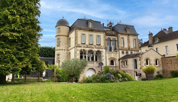 Bel hôtel particulier restauré avec jardin et piscine, proche du Creusot (71)