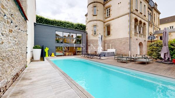 Bel hôtel particulier restauré avec jardin et piscine, proche du Creusot (71)