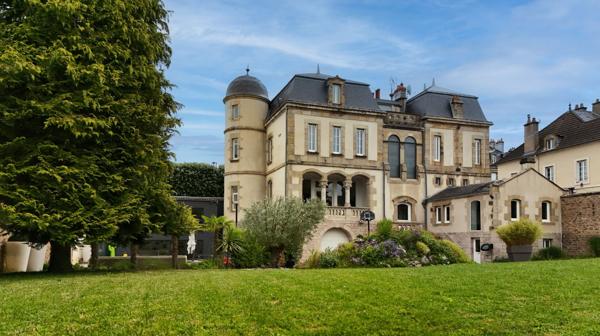 Bel hôtel particulier restauré avec jardin et piscine, proche du Creusot (71)