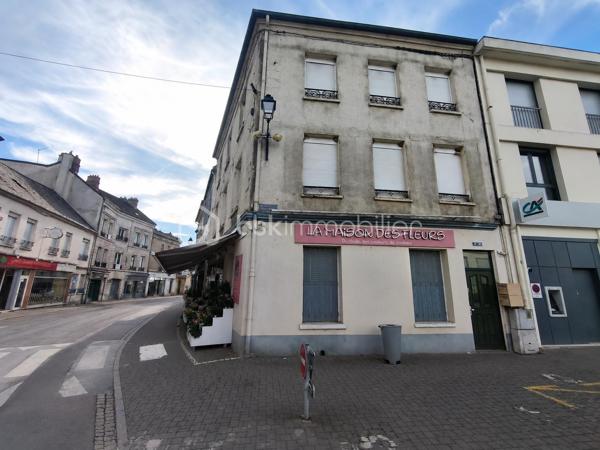 Situé au cœur de Montmirail, cet immeuble à usage mixte d'environ 353 m² totalement loué représente une belle opportunité d'investissement. Il se compose d'un local commercial, de deux appartements lumineux de type F3, des combles pouvant être aménagée, une cave et des parties communes.

Au rez-de-chaussée un local commercial d'environ 100 m², actuellement exploité en fleuristerie, Il comprend un espace de vente un arrière-magasin ainsi qu'un vaste entrepôt de plus de 100 m², idéal pour le stockage. 

Au premier un appartement type F3 avec une entrée, un grand séjour salle à manger, cuisine avec petit balcon, deux chambres, salle de d'eau avec WC et un espace cellier pouvant être aménagé en bureau, ou dressing.

Au deuxième étage un appartement type F3 presque identique, entrée, grand séjour salle à manger, cuisine, deux chambres, salle d'eau, WC séparé et un espace cellier pouvant être aménagé en bureau, ou dressing.

Cet ensemble immobilier offre un beau investissement locatif avec un revenu actuel annuel de 23880€ soit une rentabilité de 8.53%.

Les points forts :

Immeuble d'environ 353 m².
Local commercial bénéficiant d'une belle visibilité avec entrepôt de plus de 100 m².
Deux appartements type F3 lumineux.
Nombreuses possibilités d'exploitation.
Situation idéale au cœur de Montmirail, à proximité immédiate des commerces et des services.

Pour tout renseignement complémentaire ou organiser une visite, contactez moi.