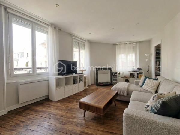 Situé au cœur de Montmirail, cet immeuble à usage mixte d'environ 353 m² totalement loué représente une belle opportunité d'investissement. Il se compose d'un local commercial, de deux appartements lumineux de type F3, des combles pouvant être aménagée, une cave et des parties communes.

Au rez-de-chaussée un local commercial d'environ 100 m², actuellement exploité en fleuristerie, Il comprend un espace de vente un arrière-magasin ainsi qu'un vaste entrepôt de plus de 100 m², idéal pour le stockage. 

Au premier un appartement type F3 avec une entrée, un grand séjour salle à manger, cuisine avec petit balcon, deux chambres, salle de d'eau avec WC et un espace cellier pouvant être aménagé en bureau, ou dressing.

Au deuxième étage un appartement type F3 presque identique, entrée, grand séjour salle à manger, cuisine, deux chambres, salle d'eau, WC séparé et un espace cellier pouvant être aménagé en bureau, ou dressing.

Cet ensemble immobilier offre un beau investissement locatif avec un revenu actuel annuel de 23880€ soit une rentabilité de 8.53%.

Les points forts :

Immeuble d'environ 353 m².
Local commercial bénéficiant d'une belle visibilité avec entrepôt de plus de 100 m².
Deux appartements type F3 lumineux.
Nombreuses possibilités d'exploitation.
Situation idéale au cœur de Montmirail, à proximité immédiate des commerces et des services.

Pour tout renseignement complémentaire ou organiser une visite, contactez moi.