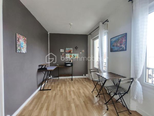 Situé au cœur de Montmirail, cet immeuble à usage mixte d'environ 353 m² totalement loué représente une belle opportunité d'investissement. Il se compose d'un local commercial, de deux appartements lumineux de type F3, des combles pouvant être aménagée, une cave et des parties communes.

Au rez-de-chaussée un local commercial d'environ 100 m², actuellement exploité en fleuristerie, Il comprend un espace de vente un arrière-magasin ainsi qu'un vaste entrepôt de plus de 100 m², idéal pour le stockage. 

Au premier un appartement type F3 avec une entrée, un grand séjour salle à manger, cuisine avec petit balcon, deux chambres, salle de d'eau avec WC et un espace cellier pouvant être aménagé en bureau, ou dressing.

Au deuxième étage un appartement type F3 presque identique, entrée, grand séjour salle à manger, cuisine, deux chambres, salle d'eau, WC séparé et un espace cellier pouvant être aménagé en bureau, ou dressing.

Cet ensemble immobilier offre un beau investissement locatif avec un revenu actuel annuel de 23880€ soit une rentabilité de 8.53%.

Les points forts :

Immeuble d'environ 353 m².
Local commercial bénéficiant d'une belle visibilité avec entrepôt de plus de 100 m².
Deux appartements type F3 lumineux.
Nombreuses possibilités d'exploitation.
Situation idéale au cœur de Montmirail, à proximité immédiate des commerces et des services.

Pour tout renseignement complémentaire ou organiser une visite, contactez moi.
